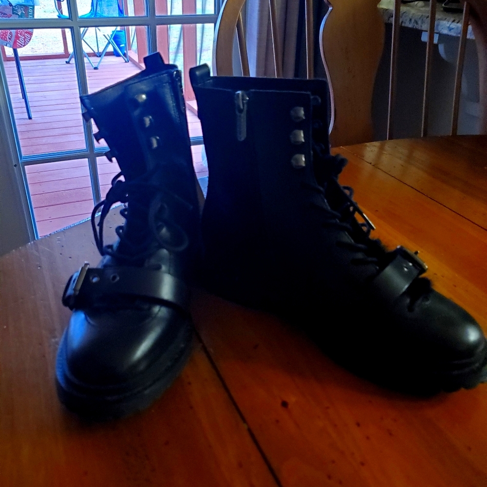 Combat boots